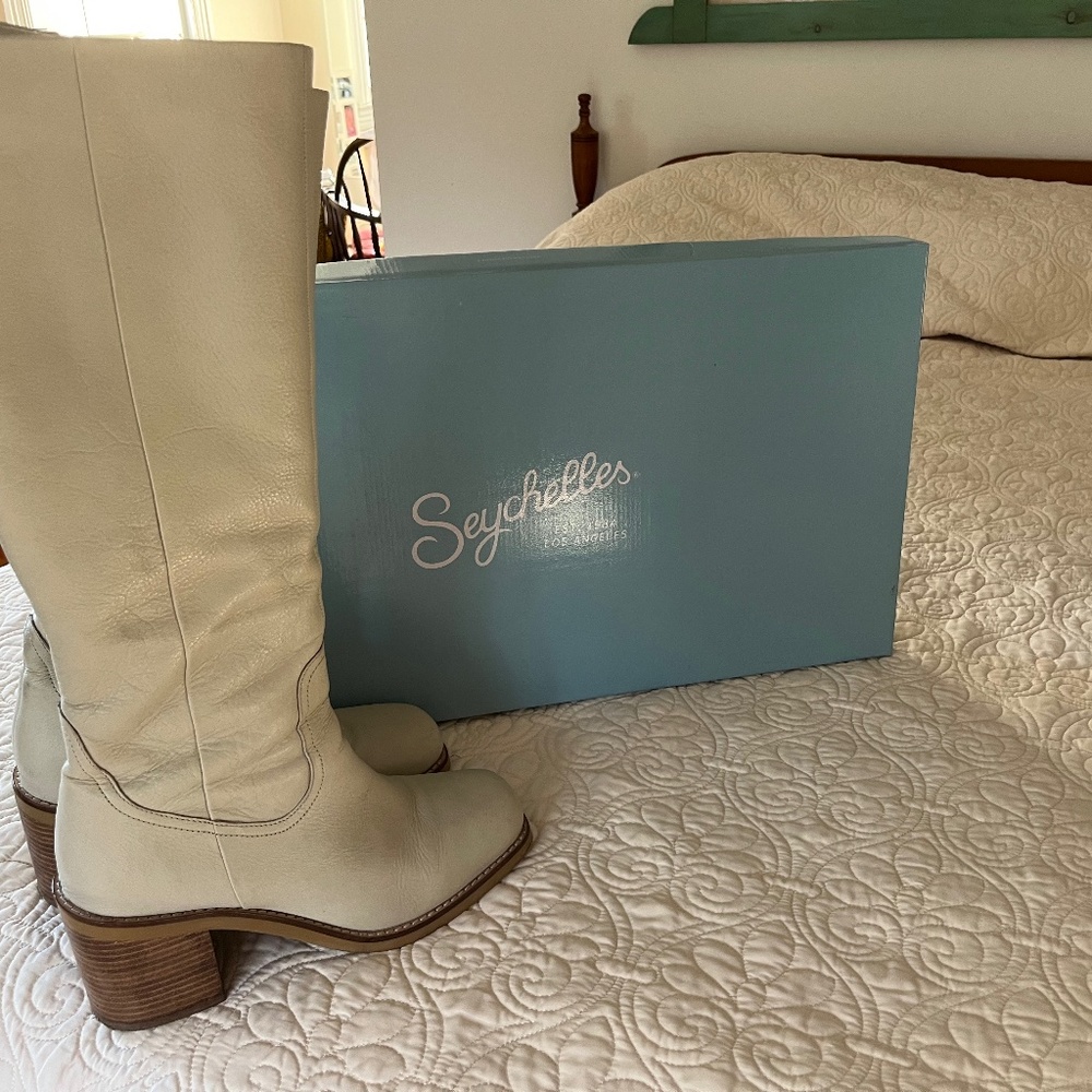 Gorgeous off white Seychelles boots